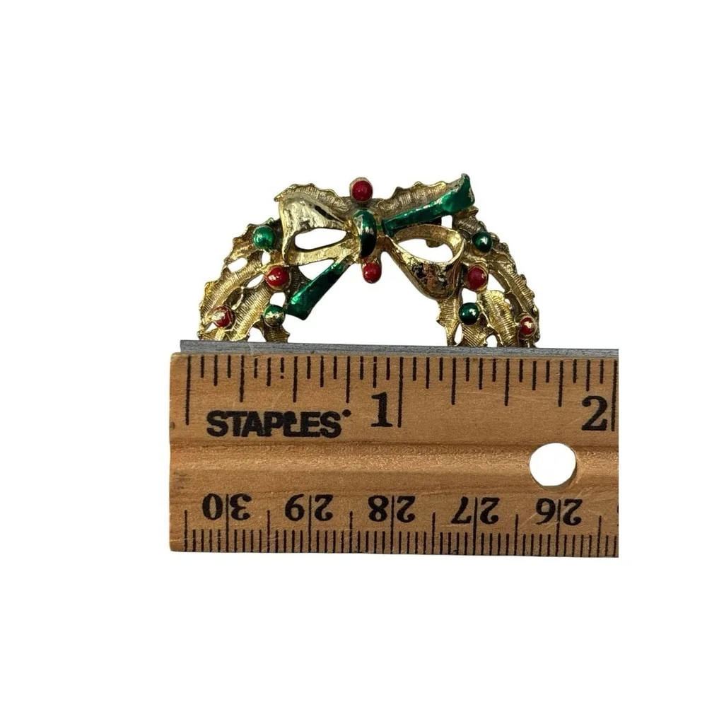 Vintage Gold Tone Red Green Enamel Christmas Decorated Holiday Wreath Brooch Pin
